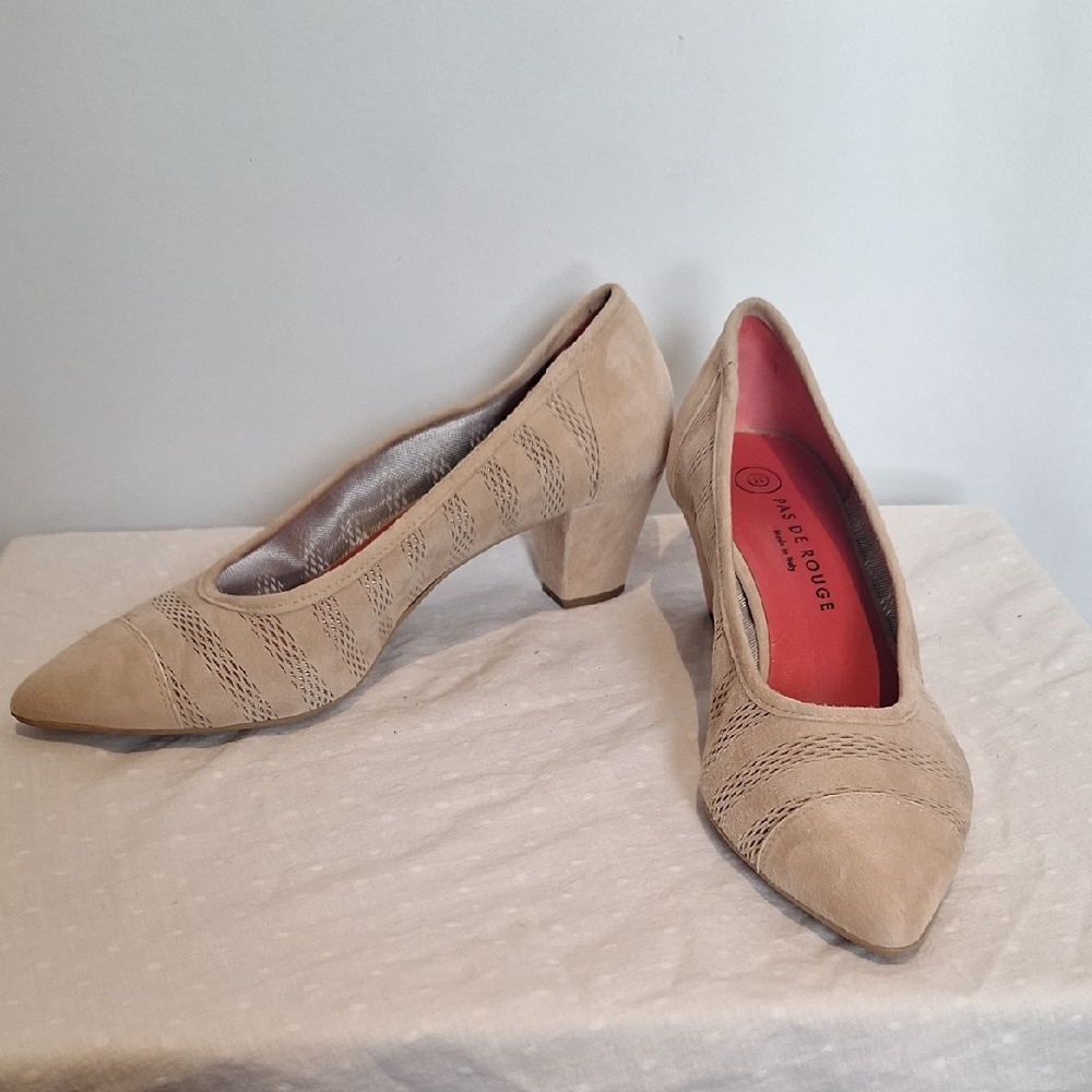 Pas de Rouge Janet Beige Suede Heels Size 7 5